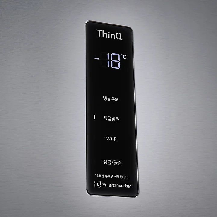 이미지에는 금속성 배경에 검은색 디스플레이 패널이 있으며, 상단에 ThinQ라는 텍스트가 보입니다. 디스플레이에는 -18°C라는 온도가 표시되어 있고, 그 아래로 냉동온도, 특급냉동, *Wi-Fi, *잠금/풀림이라는 텍스트가 나열되어 있습니다. 하단에는 *3초간 누르면 선택됩니다.라는 문구와 Smart Inverter라는 로고가 있습니다.